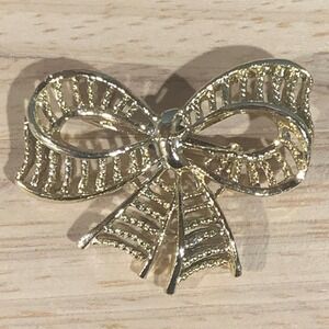 Vintage Style Gold Tone Textured Bow Brooch Pin Feminine Ribbon Lapel Accessory